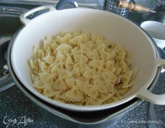 Паста , тем временем, уже готова! Осталось только слить воду и оставить один стакан воды, в которой варились макароны. Он нам пригодится для соуса!