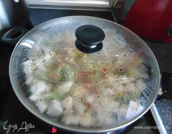 Мясо и овощи накрыть крышкой  и оставить тушиться  на среднем огне минут 10.