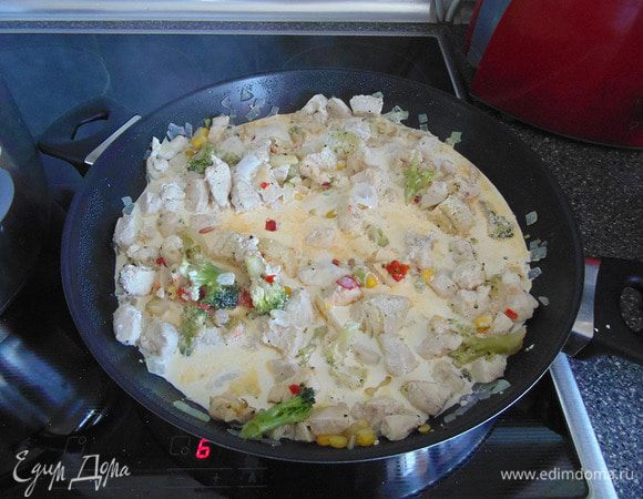 Через 10 минут, добавить сливки. Дать покипеть, помешивая, на медленном огне еще 5 минут. Если соус будет густой, его можно разбавить водой, которая осталась после макарон!