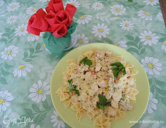 Наша паста готова! Нам остается выложить макароны на тарелку, сверху положить мясо с вощами , полить соусом ,посыпать тертым на мелкой терке сыром и украсить зеленью!
Приятного аппетита!