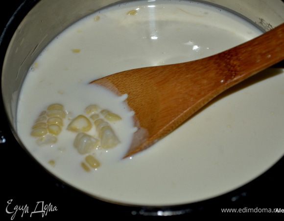 В емкости смешать сливки и молоко, очищенную кукурузу. И томить на небольшом огне примерно 20 мин., помешиваем.