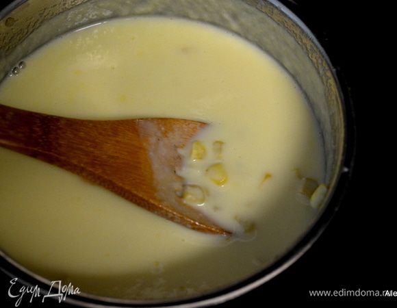 Добавим осторожно два желтка, сахар и ванилин. Готовим все на медленном огне, помешивая. По времени примерно выходит 30 мин. В результате жидкость слегка загустеет и при помешивании жидкость оставляет следы на ложке, а не скатывается как вода.