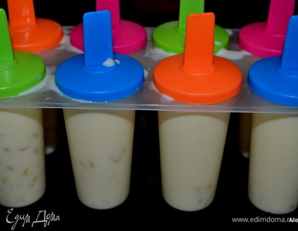 Дать остыть, перелить в контейнер и поставить в холодильник на час-два. 
Затем начнем помешивать и как можно чаще возвращаем в холодильник, затем вновь помешиваем. 
Переливаем по желанию в формочки или оставляем в контейнере, ставим в морозильник на ночь.