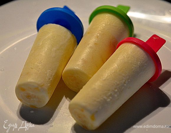 Готовое мороженое достанем из формочек. Облить кипятком, так проще достать из формы и наслаждаемся необычным вкусом.