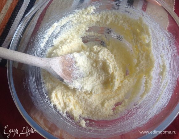 Масло, обязательно комнатной температуры взбить с сахаром ....до пышности...