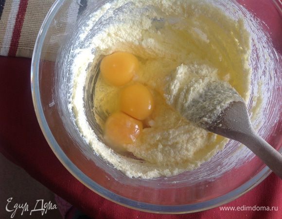Добавить яйца....разрыхлитель, соль, ванилин...