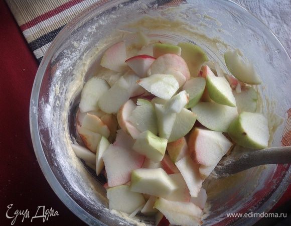 Прямо в тесто порезать яблоки.