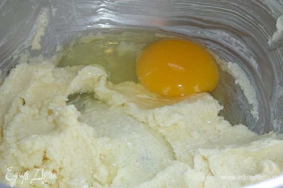 Размягченное масло взбиваем с сахаром добела, затем добавляем по одному яйца комнатной температуры, не переставая взбивать, в конце добавляем молоко и еще раз взобьем на малых оборотах.