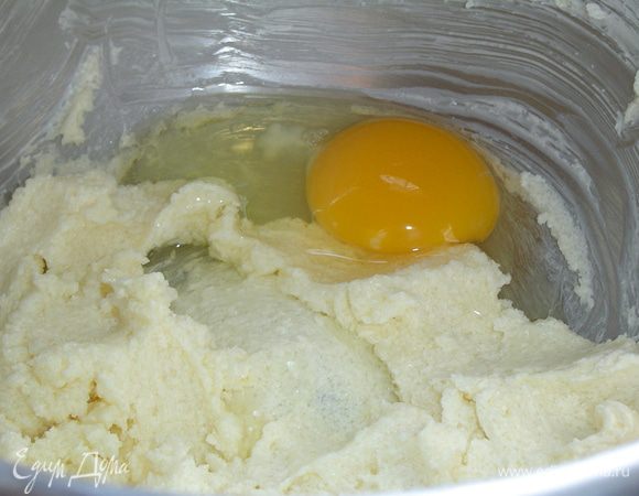 Размягченное масло взбиваем с сахаром добела, затем добавляем по одному яйца комнатной температуры, не переставая взбивать, в конце добавляем молоко и еще раз взобьем на малых оборотах.