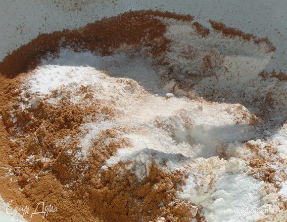 Муку просеиваем с разрыхлителем, добавляем просеянное какао-порошок, ванилин и перемешиваем.