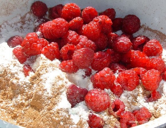  К этой сухой смеси добавляем малину,