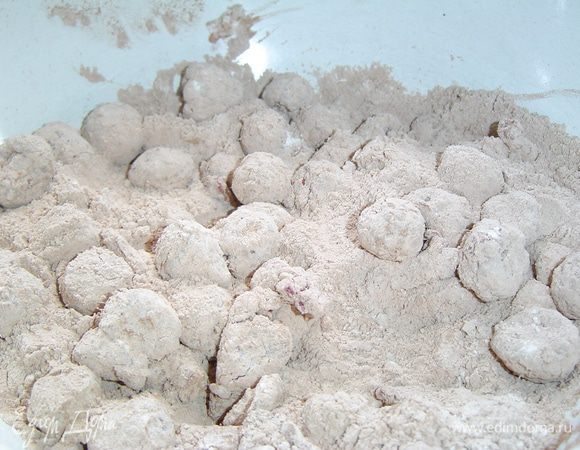 аккуратно, чтобы не повредить малину, перемешиваем так, чтобы малина распределилась равномерно по всей смеси.
Затем соединяем жидкую и сухую смеси, перемешиваем ложкой так, чтобы не раздавить ягоды малины, но масса должна быть однородной.