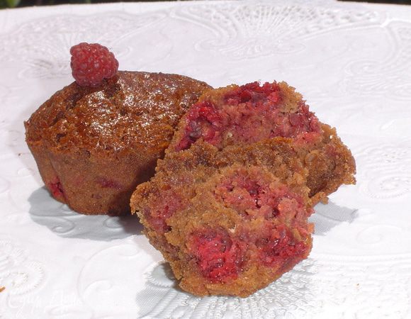 Полученную массу выкладываем по формам немного более чем на половину высоты формы. Выпекаем в разогретой до 200 г духовке 20 минут.