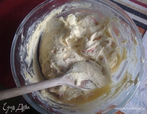 Размешать ....если время не поджимает,то яблоки можно красиво выложить веером,один за другим,уже в форме.....как в классическом яблочном пироге,но мы же спешим)))