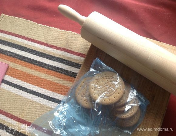 Печенье....любое ...на ваш вкус...растолочь в крошку(можно, конечно ,и в блендере)))