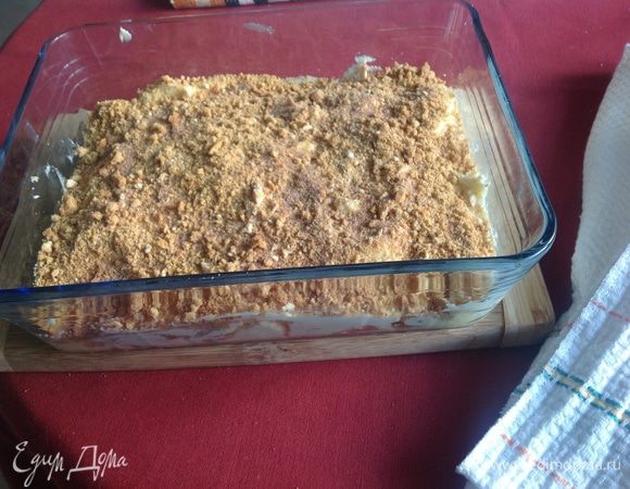 Сверху тесто и опять печенье....я  присыпаю еще корицей.