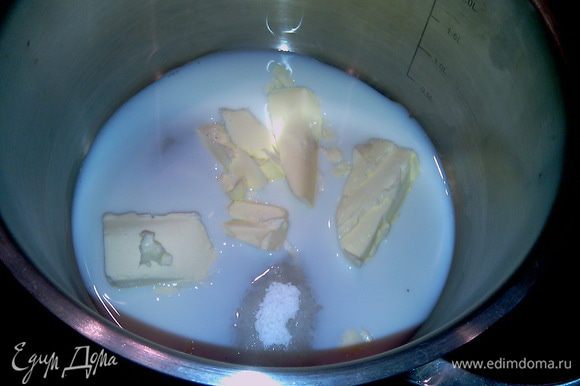 В кастрюле разогреть масло и молоко, добавить сахарную пудру и немного ванилина или ванильного сахара.