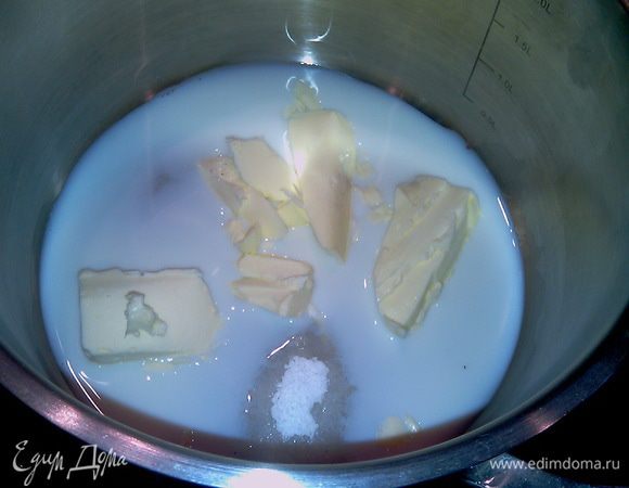 В кастрюле разогреть масло и молоко, добавить сахарную пудру и немного ванилина или ванильного сахара.