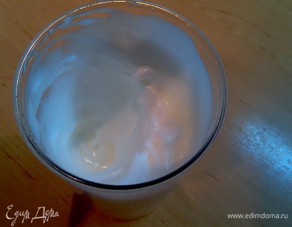 5 белков взбить с сахаром в крутую пену. 