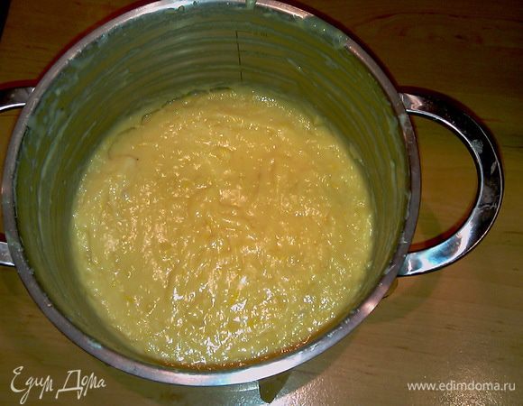 Быстро ввести желтки, муку и цедру в кастрюлю с горячей смесью. Перемешать
Смешать горячую смесь с белковой массой и очень быстро всё перемешать.
