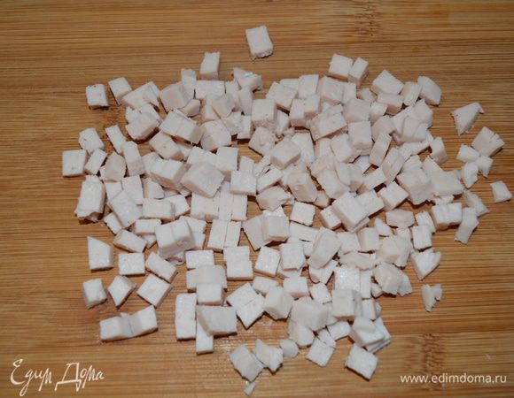 Ветчину нарезать мелким кубиком.