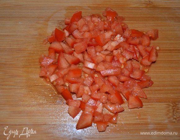 Помидор нарезать мелким кубиком.