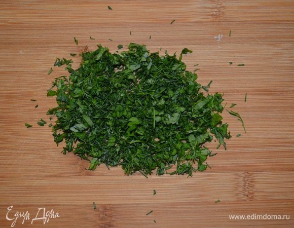 Зелень мелко порубить.