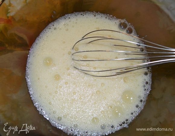 Взбить яйца венчиком. 