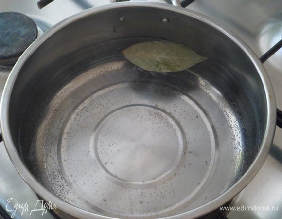 Ставим на огонь кастрюльку с водой, чтобы пока вы готовите фарш, вода закипела. Воду можно добавить лавровый листочек. Если у вас электрическая пароварка, то следуйте инструкции по эксплуатации. 