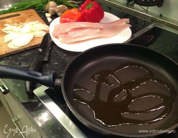 Разогреваем масло в большой сковороде.