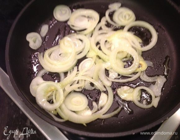 Далее пассеруем кольца лука, затем добавляем перья зеленого лука, чеснок и сладкий перец.