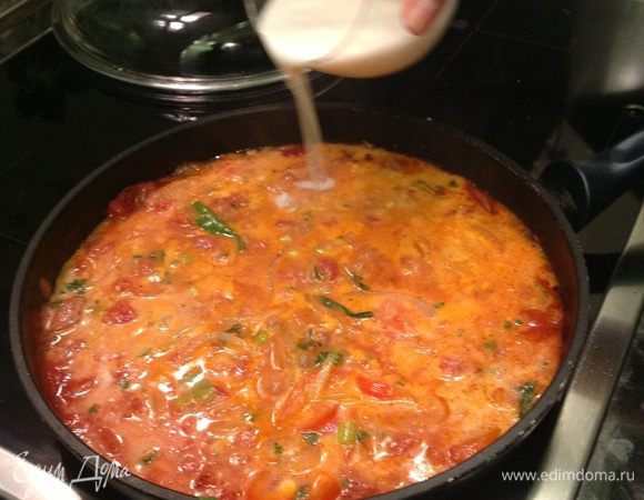 Вливаем кокосовое молоко и следим при этом, чтобы соус оставался довольно густым. Доводим до кипения, уменьшаем огонь и недолго провариваем соус.