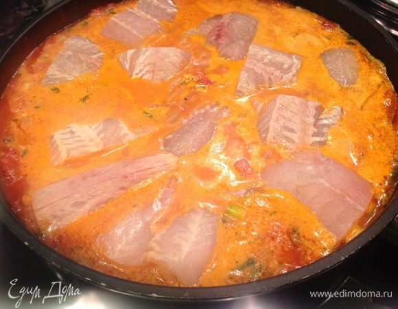 Выкладываем рыбу в соус, накрываем крышкой и готовим на слабом огне 15 минут.