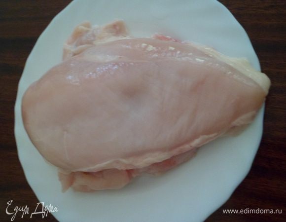 Пропускаем куриную грудку и лук через мясорубку. 
Смешиваем с рисом, размягчённым сливочным маслом, солью и перцем.