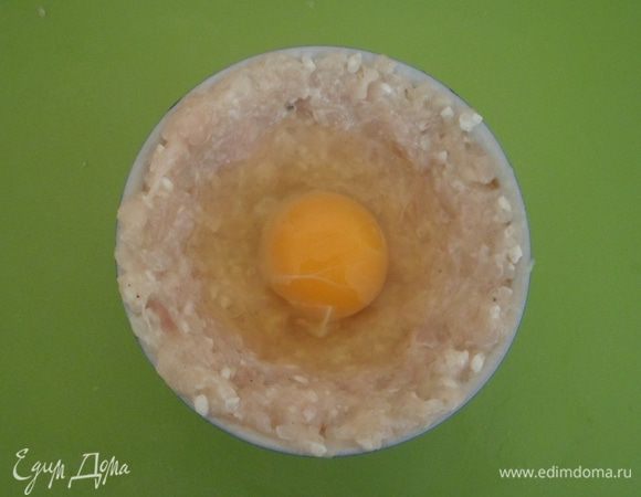 Берём 5 одинаковых стандартных пиал или стеклянных плошек. Они нам послужат формами.
Равномерно распределяем по дну и стенкам пиалы фарш так, чтобы получилось углубление и разбиваем в это углубление яйцо. Так поступаем со всеми порциями.