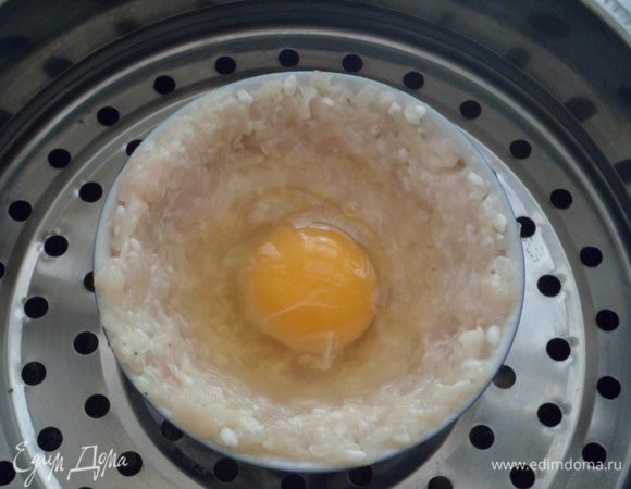 Выкладываем пиалы на ярусы пароварки. Накрываем крышкой и варим-парим 20 минут.
*У меня есть две пароварки одна большая, где на один ярус помешается 5 пиал одна маленькая, на один ярус которой помещается одна пиала. Сегодня я использовала маленькую пароварку, так как большую у меня попросили.