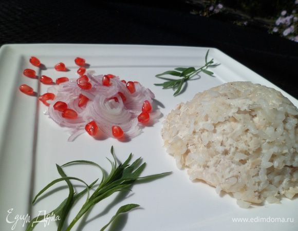 Через 20 минут вытаскиваем, даём немного остыть, по краям поддеваем вилочкой (как бы отодвигая края) и переворачиваем на тарелку, сервируем и подаём к столу. Я в этот раз решила подать купола с тонко нашинкованным луком и зёрнами граната. 