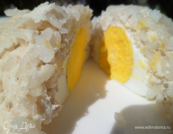 Напрашивается вопрос: где же сюрприз? Разрежьте купол пополам, и вам улыбнётся оттуда солнышко, которое имитирует желток. 

Надеюсь, что я смогла поделиться с вами лучами Ташкентского солнца! У нас сегодня было +35, но говорят, что в начале октября "похолодает" до +25  ! 
Приятного аппетита и солнечного настроения в эти осенние дни!