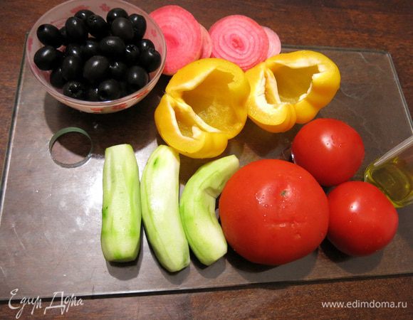 Розовый сладкий лук режется демонстративно крупно.