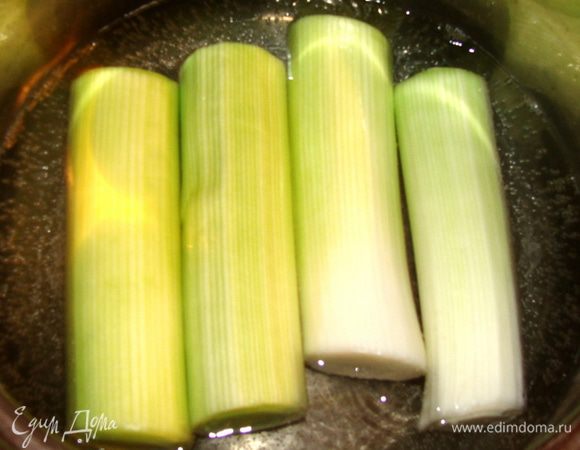 Лук отварить в слегка подсоленой воде, вынуть, обсушить.