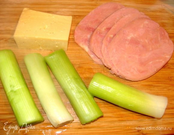 Отрезать 4 одинаковых кусочка ветчины.