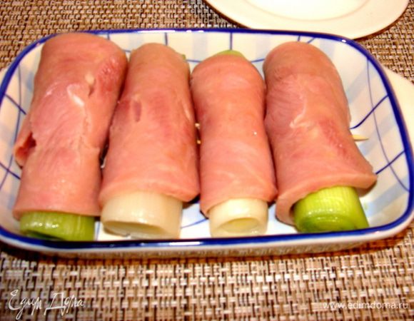 Завернуть каждый черешок в кусочек ветчины, если требуется, зафиксировать шпажкой. Выложить в форму д/запекания.