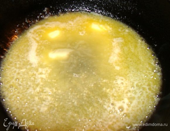 Масло растопить в сковороде.