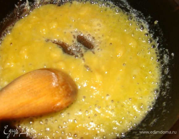 Добавить муку, размешать и обжарить 1-2 мин. Влить молоко и 100мл бульона от лука, добавить по щепотки цеснока и мускатного ореха, размешать до полного растворения комочков,дать загустеть на медл огне.