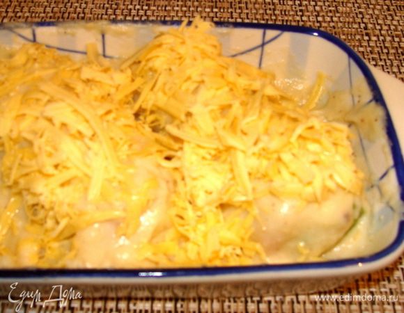 Сыр натереть на крупной терке.
 Залить соусом рулетики, посыпать обильно тертым сыром и поставить в разогретую духовку на 5-10 мин.