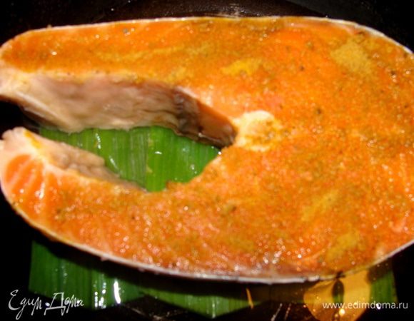 Рыбу натереть солью и смесью из зиры и куркумы, выложить в сковороду на листья порея,залить немного водой, закрыть крышкой и тушить до готовности 10 минут. (для быстрейшего процесса приготовления, удобнее использовать филе, но у меня в этот раз стейк)