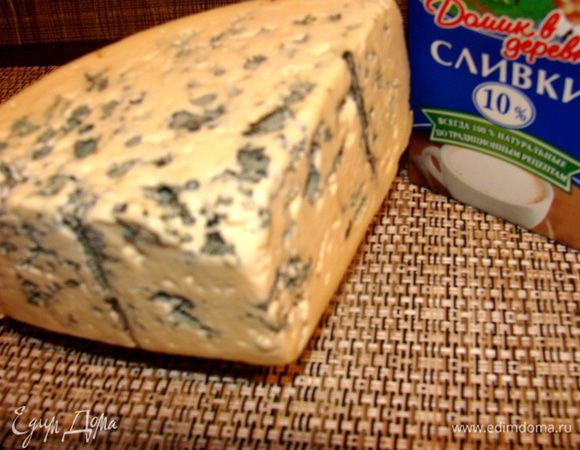 Пока тушится рыбка, приготовим сырно-сливочную основу.