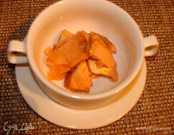 Разобрать на перышки, выложить порционно в тарелочки, залить сырной массой. Сверху бросить немного кедровых орешков.