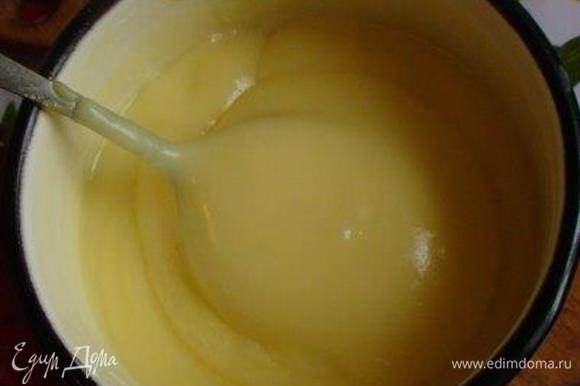 Оставшееся молоко вскипятить, тонкой струйкой влить разведенный пудинг и варить, помешивая 1 мин.