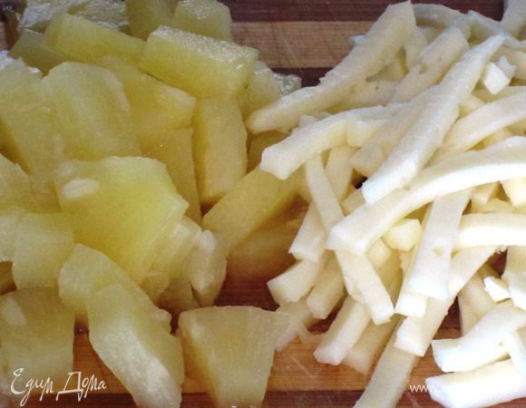 Сыр нарезать соломкой. Ананасы нарезать тонкими ломтиками. Руколу вымыть и обсушить. Салат вымыть,обсушить и порвать руками на кусочки. Окорок нарезать ломтиками.